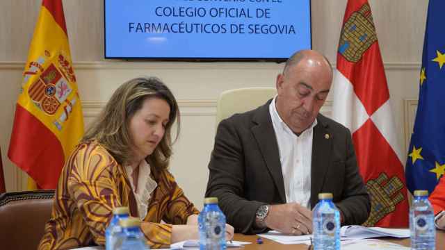 El presidente de la Diputación de Segovia, Miguel Ángel de Vicente, firma el convenio con el Colegio Oficial de Farmacéuticos