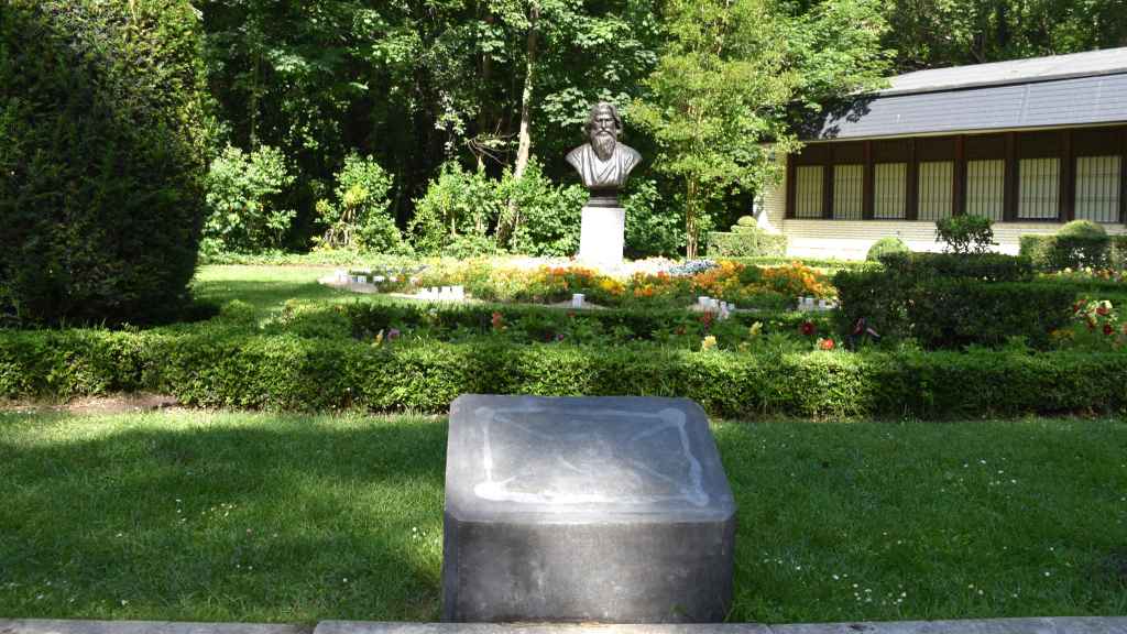 La escultura del poeta Tagore en Campo Grande sin la placa