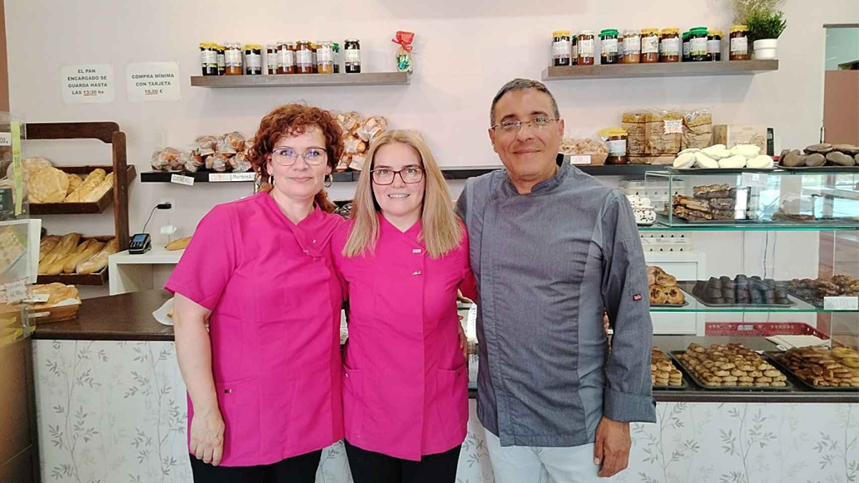 De derecha a izquierda Ángel, Paulina y una trabajadora en El Artesano