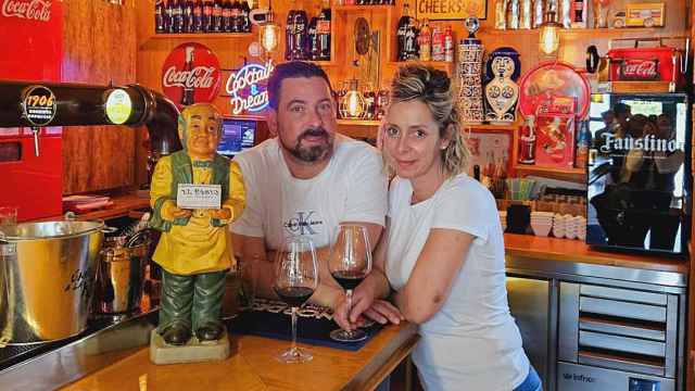 Juan Antonio y Natalia en su bar de Cabezón de Pisuerga