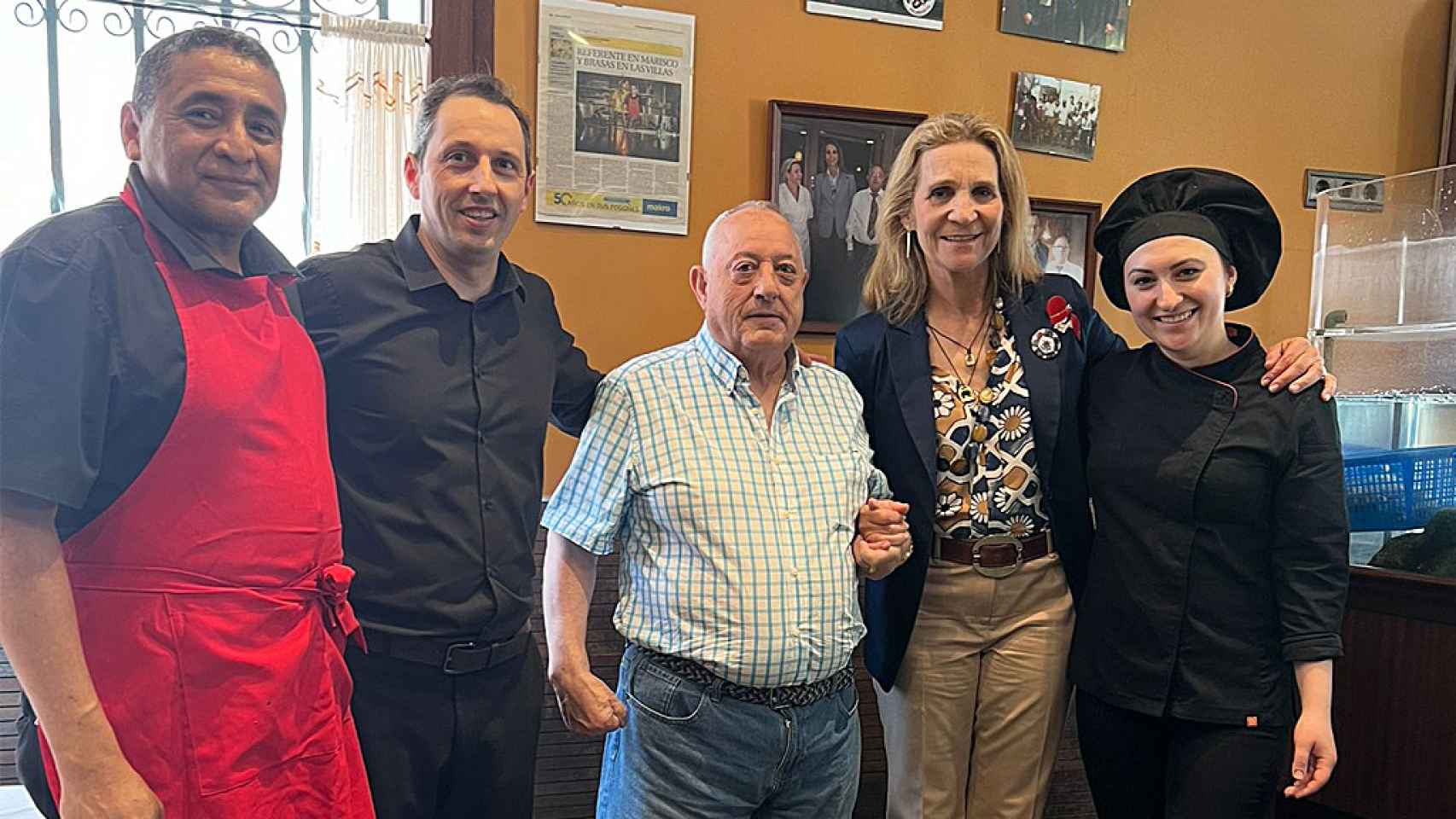 La infanta Elena junto a todo el equipo del Restaurante Mi Casa