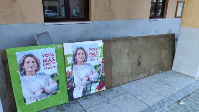 Carteles electorales de Vox tapados con los de Teresa Ribera del PSOE en Morales del Vino