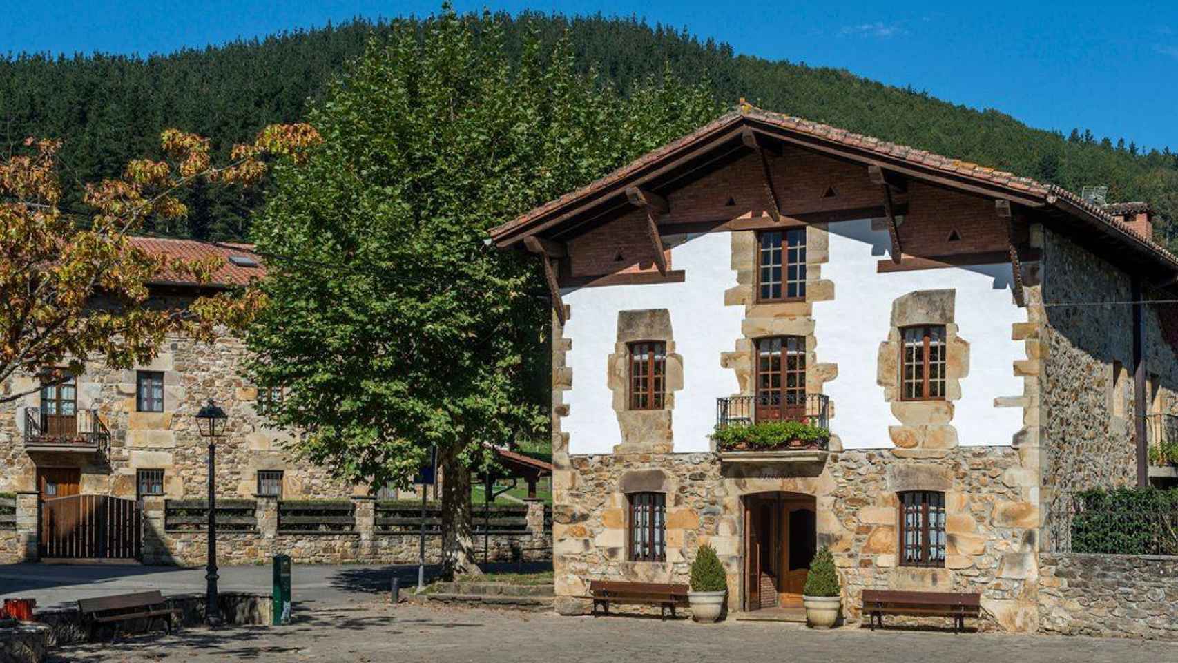 Asador Etxebarri visto desde fuera.