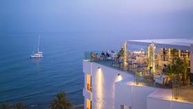 El mejor restaurante para disfrutar de San Juan en Marbella: un rooftop sobre la playa