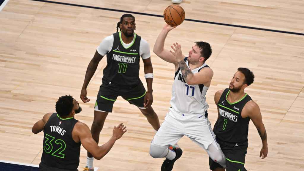 Luka Doncic se abre paso entre los jugadores de los Timberwolves de Minessota.