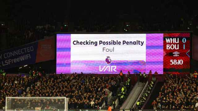 El VAR revisa una acción durante un partido de la Premier League 2023/2024.