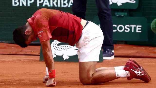 Djokovic, en el suelo tras su lesión en Roland Garros.