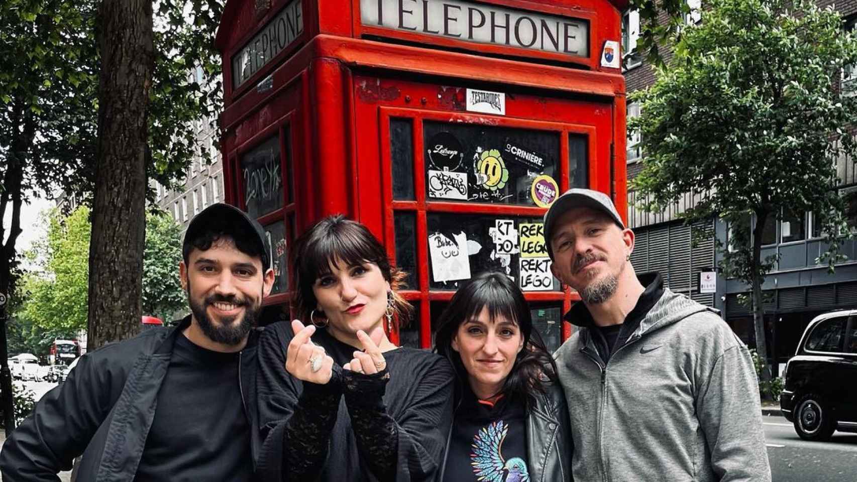 Rozalén junto a los miembros de su banda en Londres.