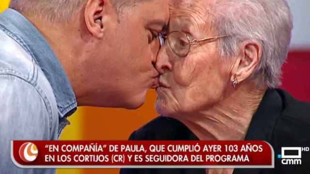 Momento en el que Ramón García besa a Paula en el programa 'En Compañía' de Castilla-La Mancha Media.