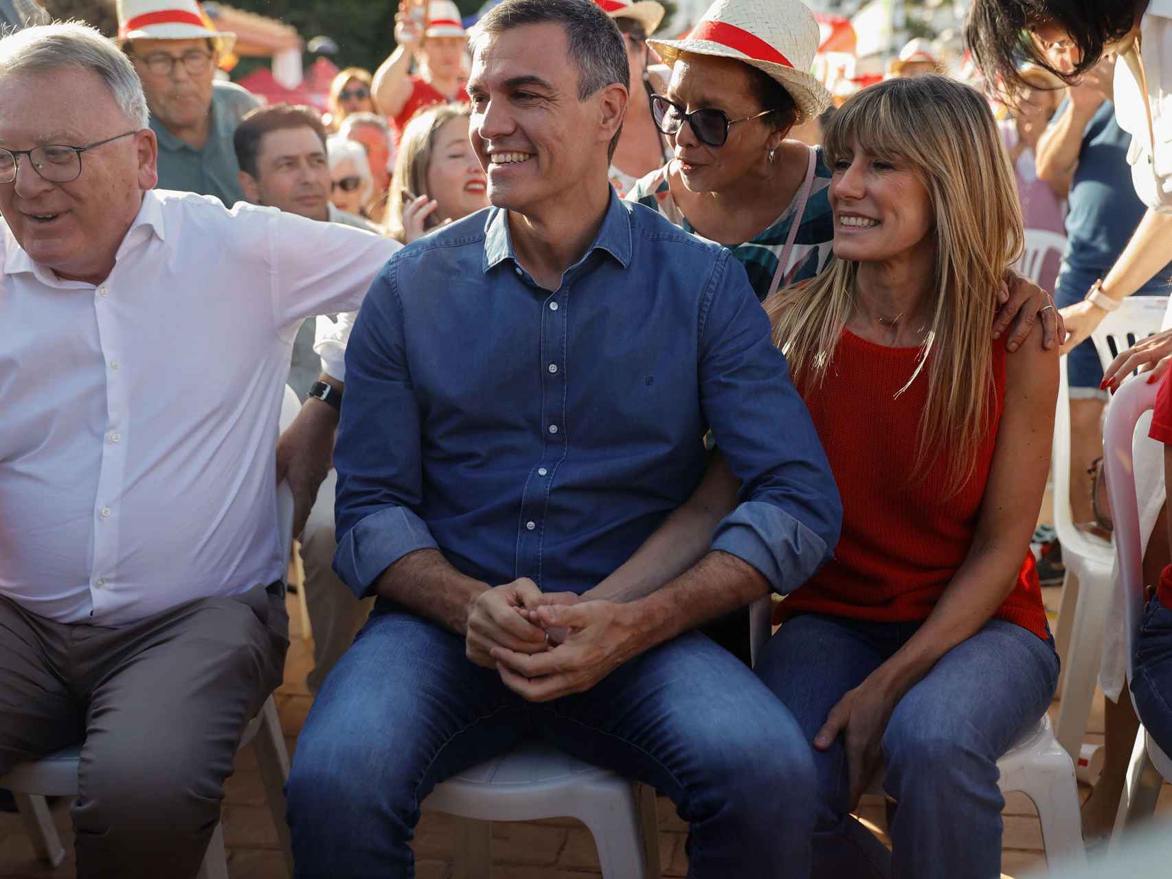 Begoña Gómez junto a Pedro Sánchez este miércoles en un acto en Benalmádena (Málaga).