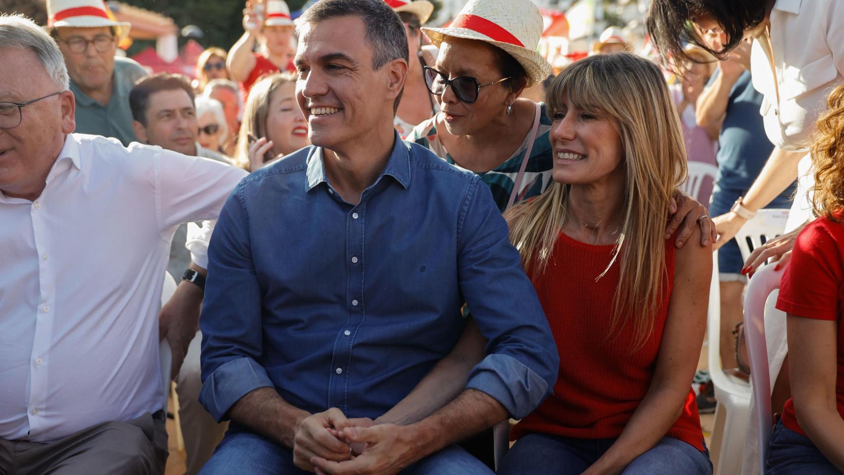 Begoña Gómez junto a Pedro Sánchez este miércoles en un acto en Benalmádena (Málaga).