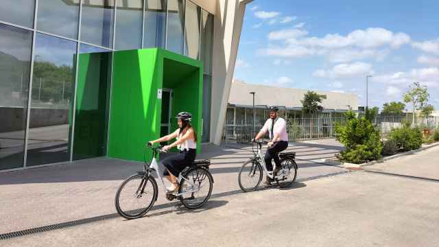 Dos de las bicicletas eléctricas que ha adquirido ELIS circulan por las instalaciones de uno de sus centros en Murcia.