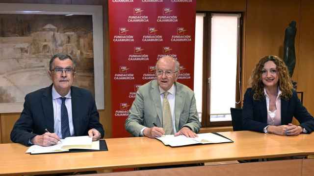 El alcalde de Murcia, José Ballesta, firmando los convenios con Fundación Cajamurcia y Caixabank.