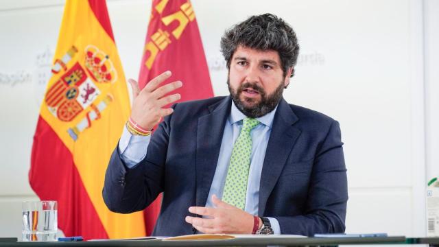 Fernando López Miras durante la entrevista con EL ESPAÑOL, en el Palacio de San Esteban.