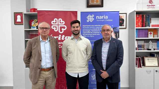 El CEO de Naria, Kilian Zaragozá (en el medio) posa con responsables de Cáritas Castellón.