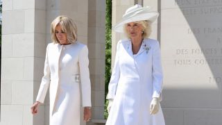 La reina Camila y Brigitte Macron, damas de blanco en el Día D: un broche histórico y un color simbólico