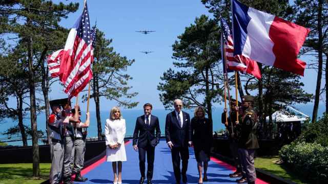 Biden en su visita a la conmemoración del Día D en las playas de Normandía.
