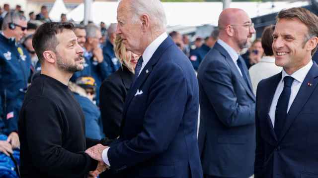 Joe Biden, Volodímir Zelenski y Emmanuel Macron en la playa de Omaha para conmemorar el 80º aniversario del desembarco aliado del Día D.