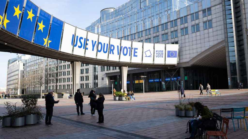 Cartel electoral en el exterior del Parlamento Europeo en Bruselas (Bélgica).
