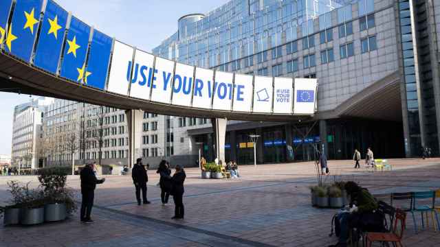 Cartel electoral en el exterior del Parlamento Europeo en Bruselas (Bélgica).