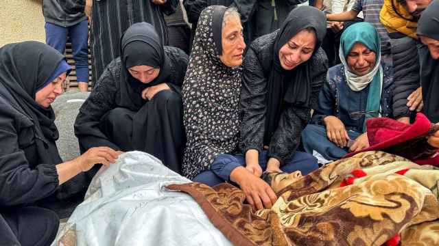 Palestinos muertos en un ataque de Israel en Deir al-Balah, en el centro de la Franja de Gaza, este miércoles.
