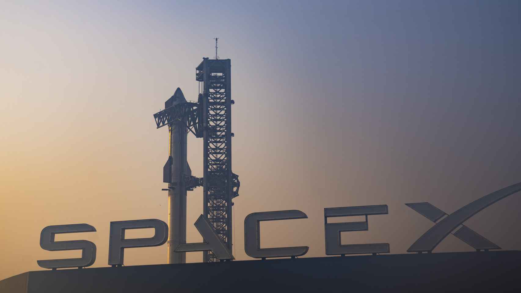Starship en la plataforma de lanzamiento de SpaceX