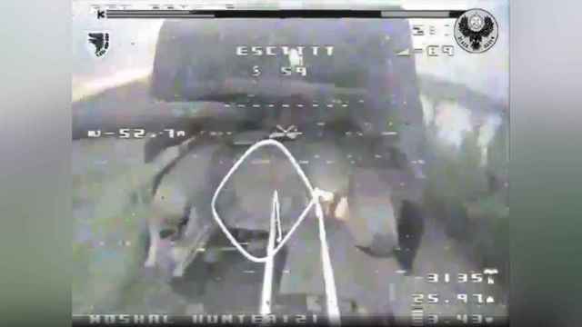 Captura del vídeo en el que el dron ataca al tanque.