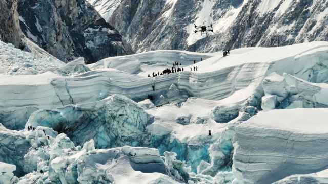 El dron DJI FlyCart 30 sobrevolando el Everest