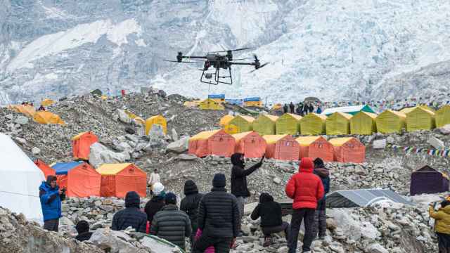 Dron de DJI sobrevolando el Everest.