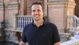 Javier Esteban, director de Icónica Fest, posa en la Plaza de España.