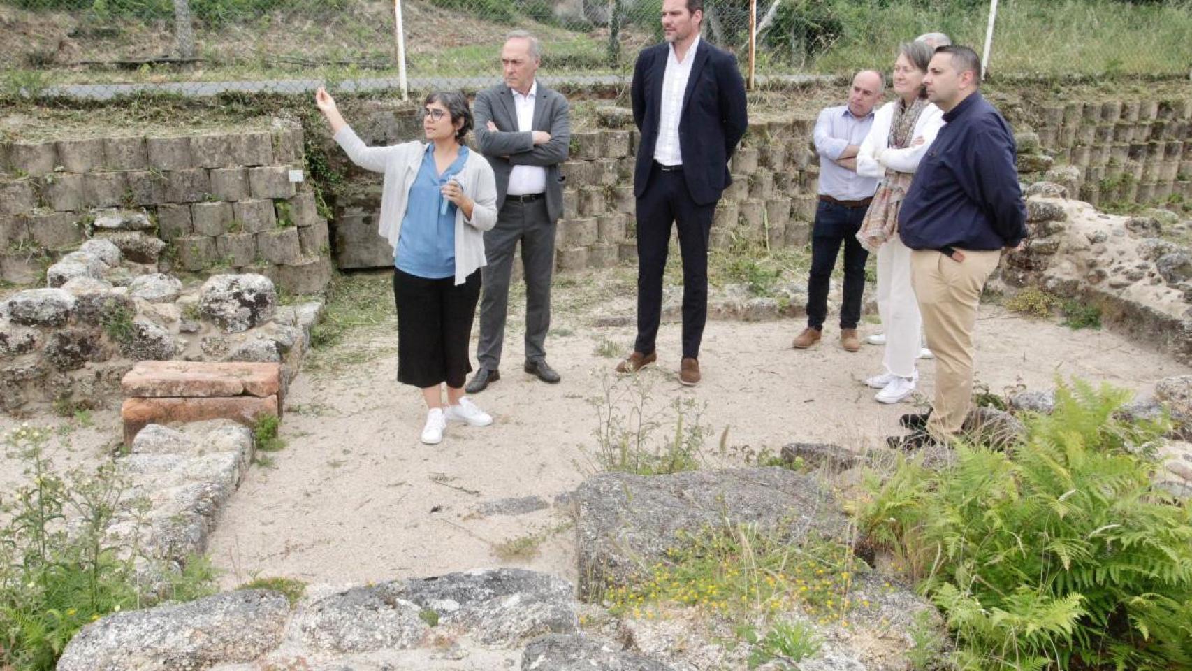 Los conselleiros de Cultura, Lingua y Educación visitan el yacimiento de Adro Vello junto al delegado de Pontevedra