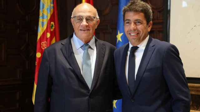 Josep Oliu y Carlos Mazón, en el Palau de la Generalitat Valenciana. EE