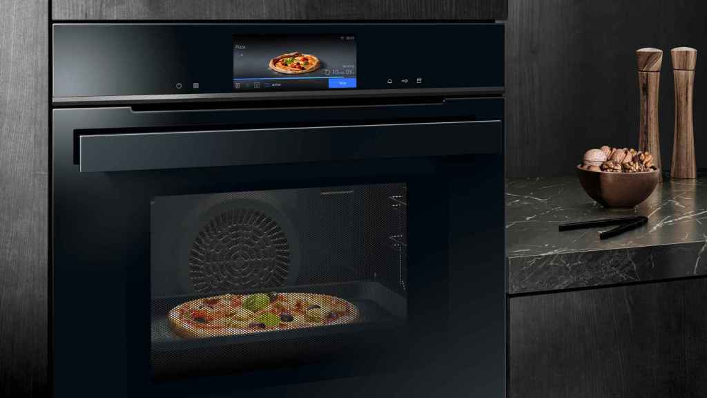 Detalla del horno Siemens iQ700 con inteligencia artificial.