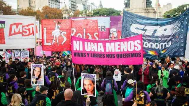 Concentración de mujeres bajo el lema 'Ni una menos' en Buenos Aires, Argentina.