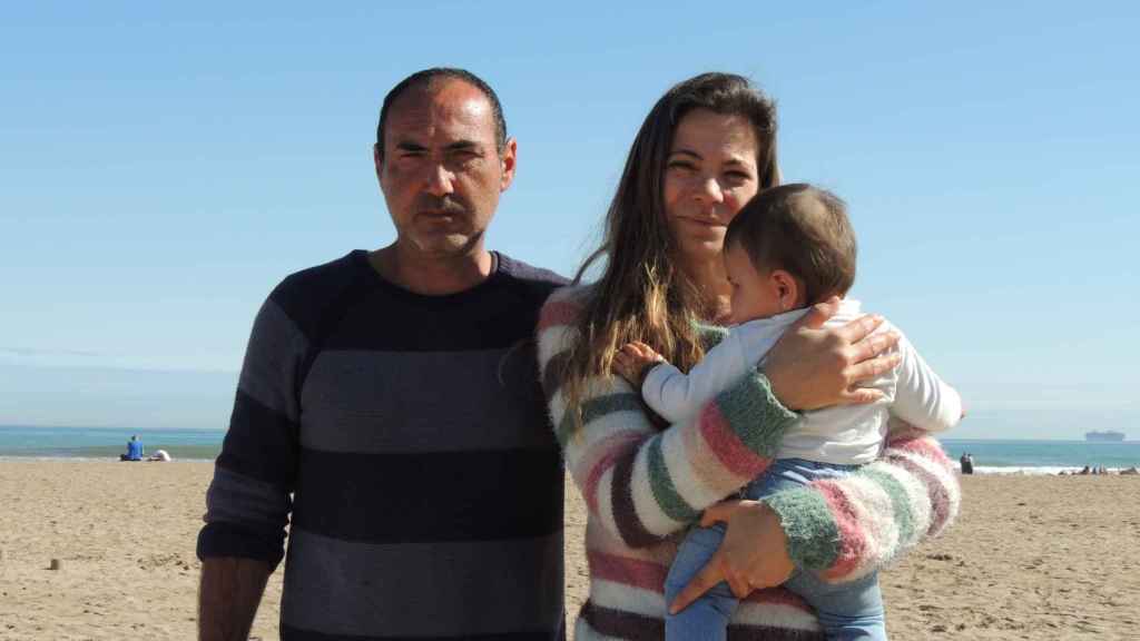 Teresa acompañada de su marido en la playa de la Malvarrosa