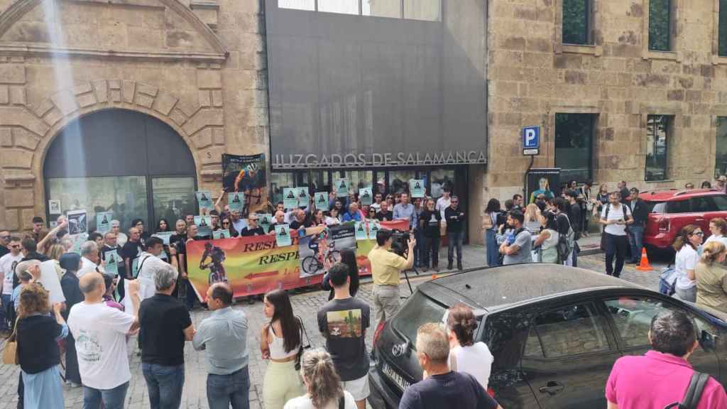 Decenas de personas a las puertas del juzgado de Salamanca