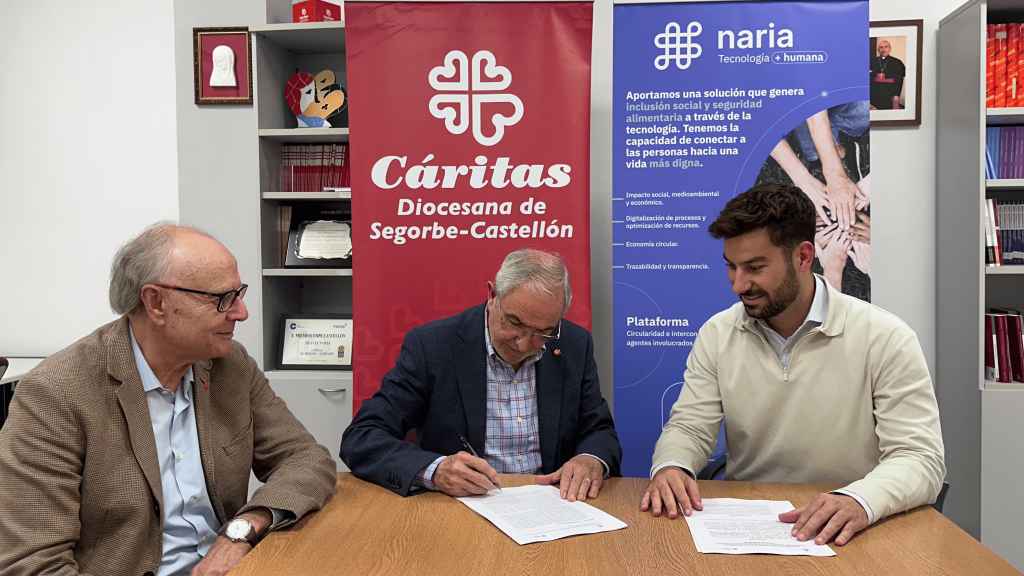 El CEO de Naria y los responsables de Caritas-Castellón en la firma del convenio de colaboración, suscrito recientemente.