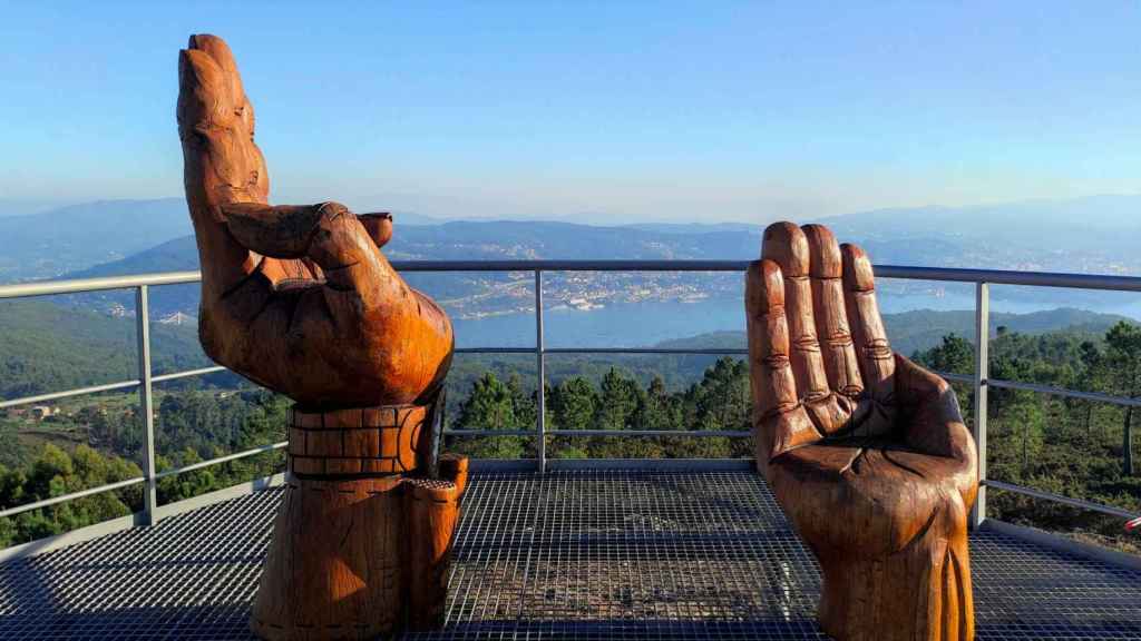 Mirador con esculturas de madera en forma de mano en Monte do Faro.