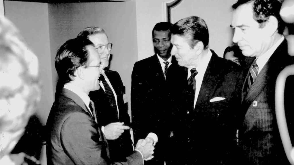 Hernández Mancha saluda al presidente de los Estados Unidos Ronald Reagan.