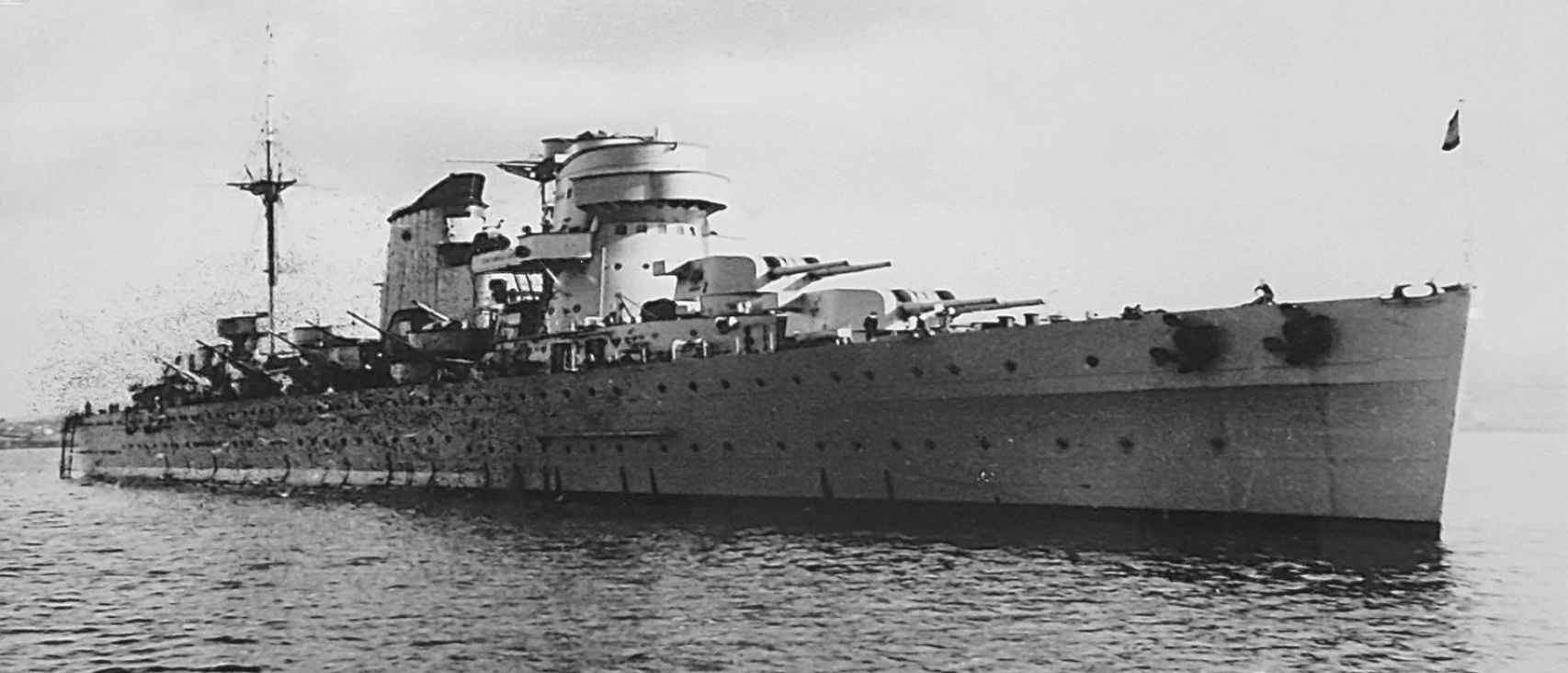 Fotografía del crucero Baleares durante la Guerra Civil.