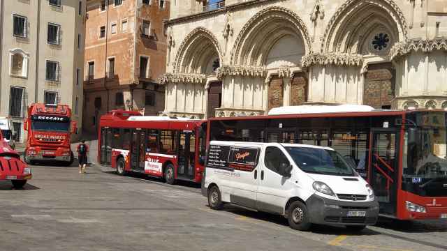 Dos autobuses urbanos junto a la catedral de Cuenca.