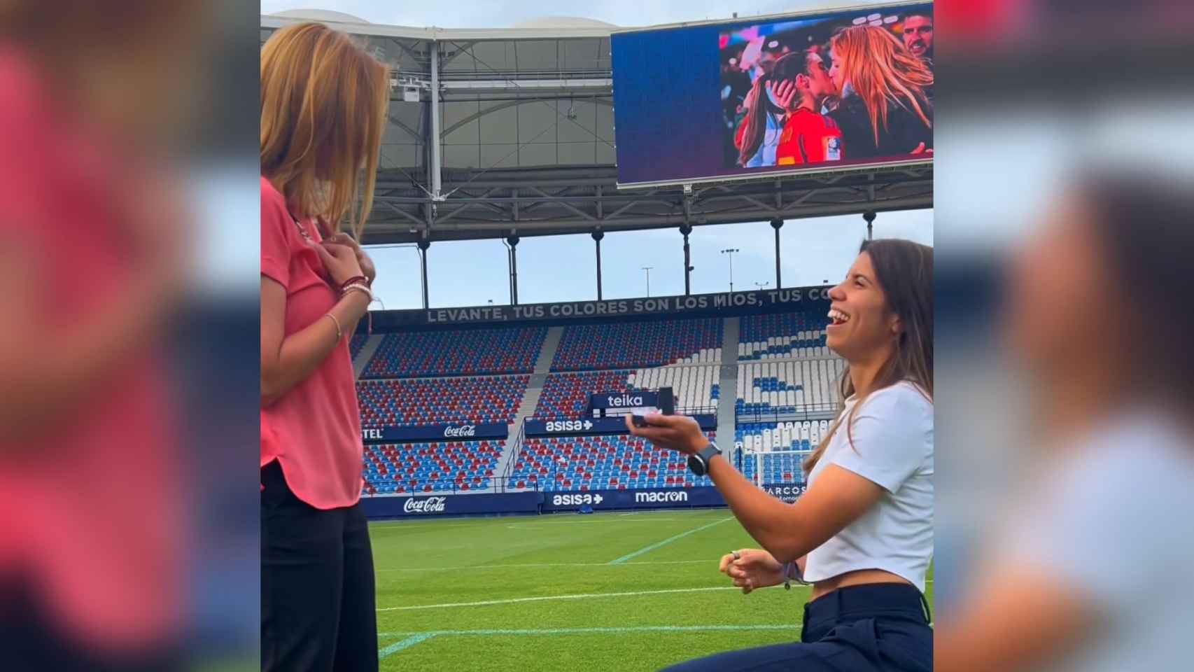 Alba redondo pidiendo matrimonio a su novia Cristina.