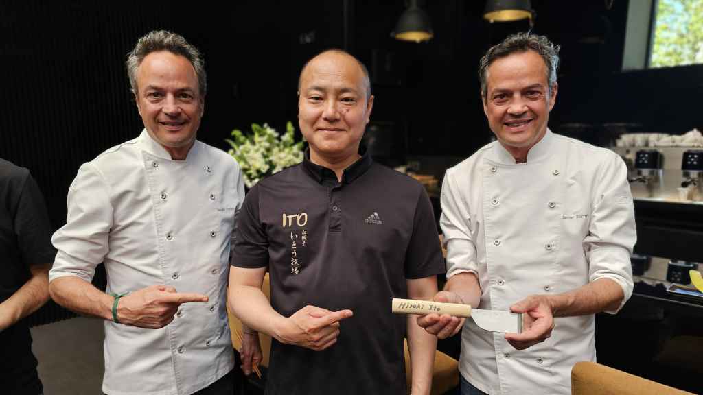 Los hermanos Torres, junto al chef Hiro Ito.