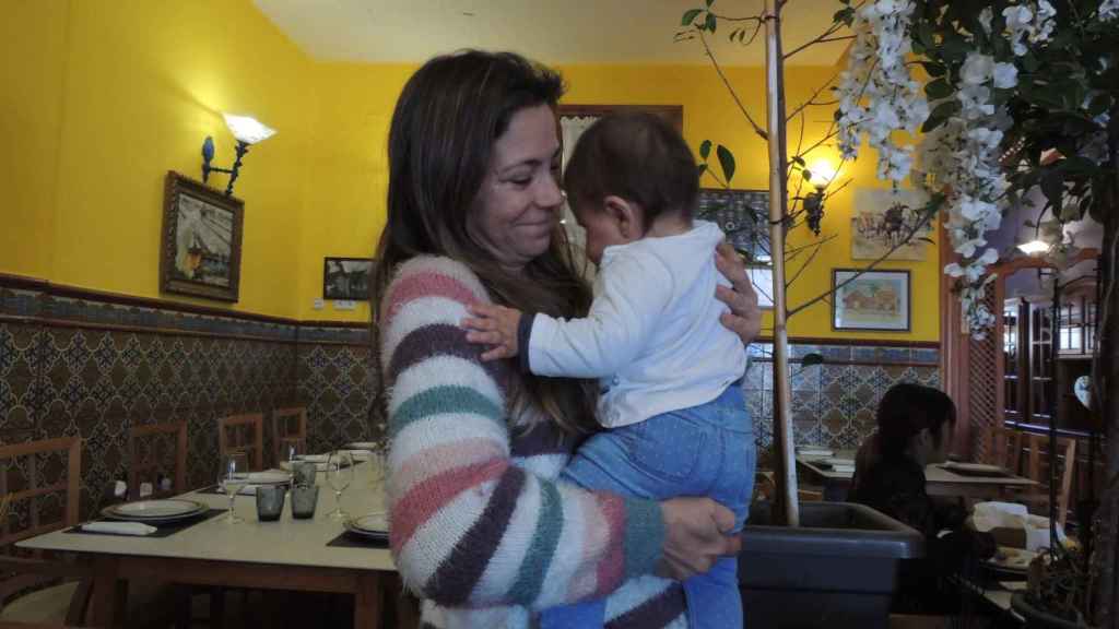 Teresa junto a su hija Martina en el restaurante donde ha trabajado durante más de 20 años.