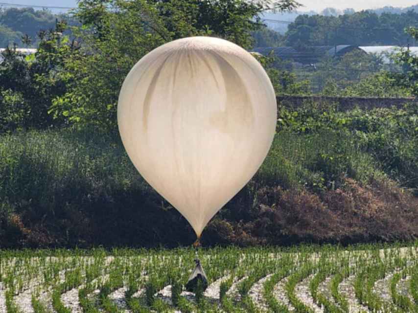 Uno de los globos de basura lanzados por Corea del Norte aterrizando en el Sur.