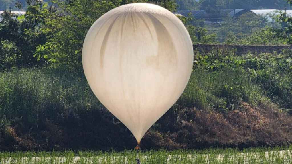 Uno de los globos de basura lanzados por Corea del Norte aterrizando en el Sur.