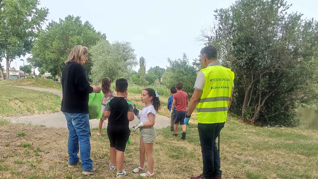 Los niños recogiendo la basura de la orilla del Duero