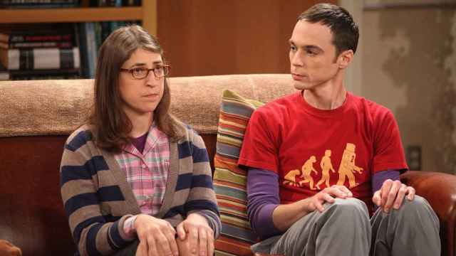 Los actores Jim Parsons y Mayim Bialik en 'The Big Bang Theory'