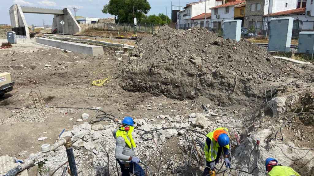 Operarios trabajan en las vías para la llegada del tren de alta velocidad