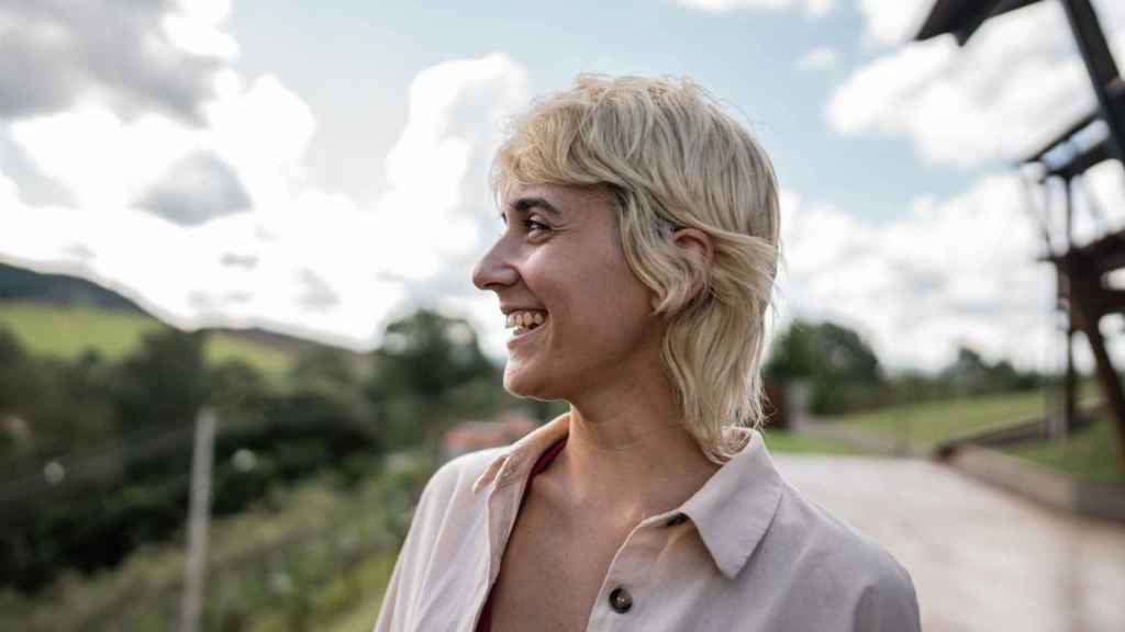 Mujer sonriente al aire libre.